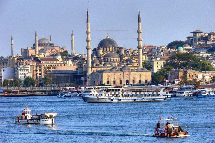 <p> Semt, adını burada bulunan 'Gümrük Eminliği'nden alıyor.</p>