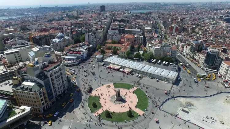 <p>Taksim- Osmanlı zamanında sucuların; suyu, halka taksim ettikleri yer, Taksim olarak anılmaya başlandı.</p>