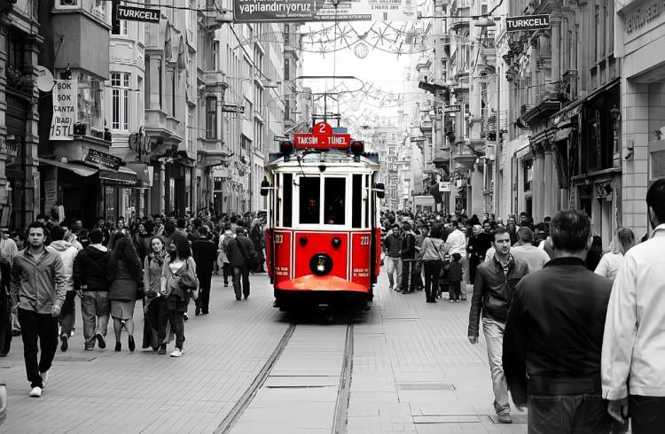 <p>Diğerine göreyse, 'Bey Oğlu' diye anılan Venedik Prensi'nin burada oturmasından geliyor semtin adı. Son bir rivayet de, burada oturan Venedik elçisine, yazışmalarda, "Beyoğlu" diye hitap edilmesinden semtin bu adla anıldığını söylüyor.</p>