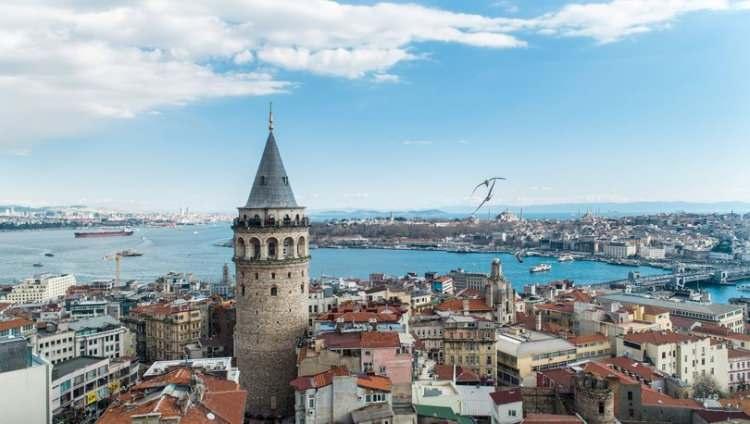 <p>Galata- Gala, Rumcada "süt" anlamına geliyor. Bir rivayete göre Galata'nın adı semtteki süthanelere gönderme yapılarak türetildi. Başka bir görüşe göre ise İtalyanca 'denize inen yol' anlamına gelen 'galata' kelimesi düşünülerek bu isim verildi.</p>