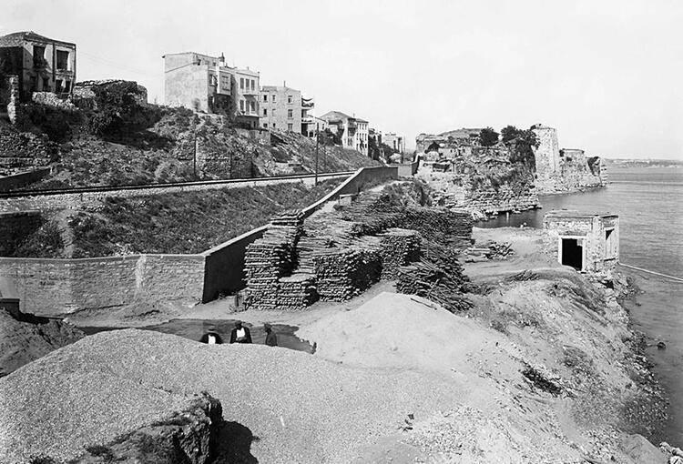 <p>Çatladıkapı: Bizans zamanında yapılan surların Sidera adı bir verilen kapısı, 1532 tarihinde meydana gelen depremde çatlayınca, hem semt hem de kapı Çatladıkapı olarak anılmaya başladı</p>