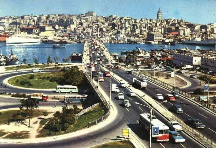 <p>Unkapanı: Bazı satış yerlerinde Arapça’da ‘Kabban’ adını taşıyan büyük teraziler bulunduğundan, buraları Kapan adını taşırdı. Sahiline buğday ve arpa yüklü gemiler demirlediğinden, semt bu adı aldı.</p>