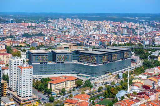 <p>Okmeydanı: Fetih Ordusu kuşatmanın bir kısmını burada kurulan karargâhta geçirmiş. Semtin ismi de böylelikle Okmeydanı olarak kalmış.</p>