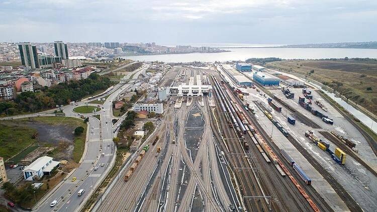 <p>İlçe Adı: Bakırköy<br />
<br />
Salgın Öncesi Birim Fiyat (TL/metrekare): 9.196<br />
<br />
Salgın Sonrası Birim Fiyat (TL/metrekare): 9.813<br />
<br />
Değişim Oranı (Yüzde): 7</p>
