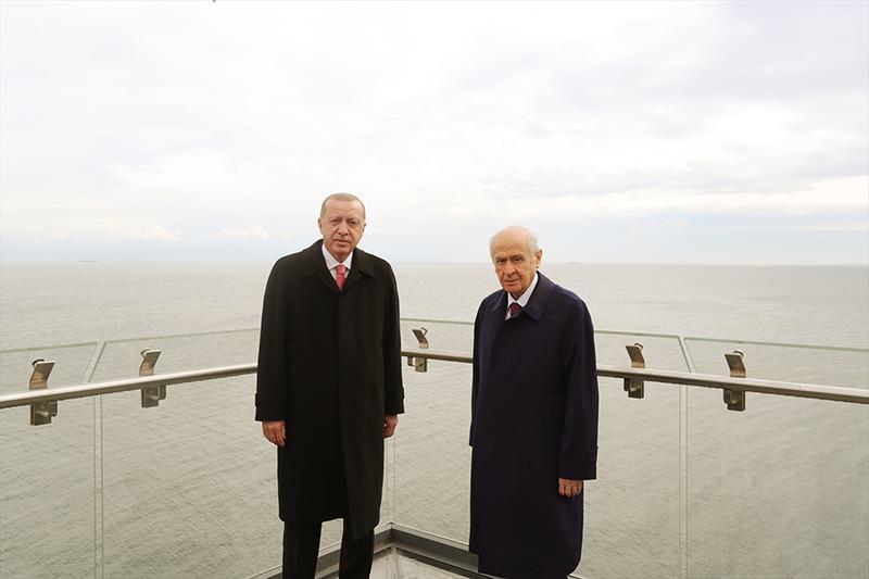 <p> Türkiye Cumhurbaşkanı Recep Tayyip Erdoğan ile MHP Genel Başkanı Devlet Bahçeli, törenle halka açılacak Demokrasi ve Özgürlükler Adası'nı gezdi.</p>

<p> </p>
