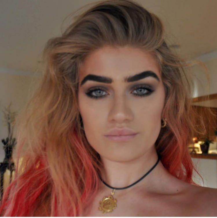 <p>Güzel model Sophia Hadjipanteli'nin kaşlarını aldırdığı zamanlardan bir görseli...</p>