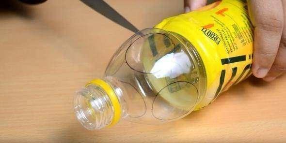 <p>Şimdi de pet şişenin üst kısmını olduğu gibi kesiyoruz. Bunun için bir makas yeterli!</p>
<p> </p>