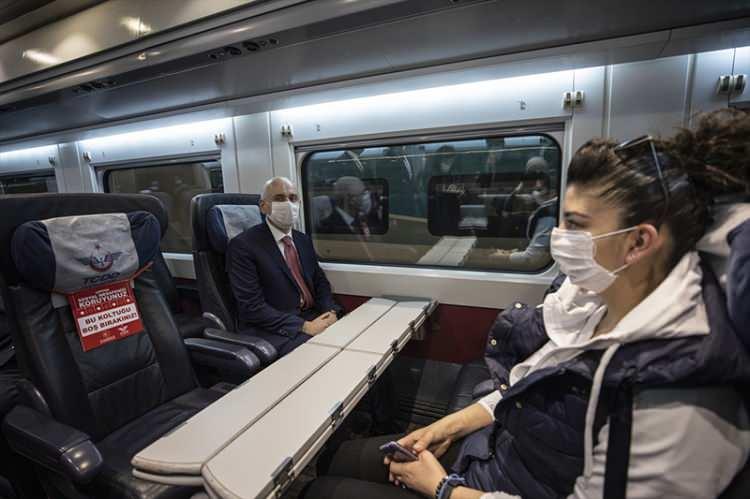 <p>"Cumhurbaşkanımızın da her seferinde vurguladığı gibi maske, mesafe ve temizlik 'yeni normal'in vazgeçilmezleri. Bu nedenle de tüm gar, istasyon ve trenlerimizde maske takılması zorunlu olacak. </p>
<p> </p>