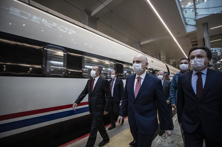 <p>"Normalleşme sürecinin önemli bir adımını daha atıyoruz. Ara verdiğimiz YHT seferimizi yeniden başlatıyor, ilk trenimizi Ankara'dan İstanbul'a yolcu ediyoruz." diyen Karaismailoğlu, yeniden başlatılan YHT’nin seferlerinin bugünden itibaren Ankara-İstanbul, Ankara-Eskişehir, Ankara- Konya ve Konya-İstanbul hatlarında sabah ve akşam birer sefer olmak üzere günde toplam 16 sefer olacağını söyledi.</p>

<p> </p>
