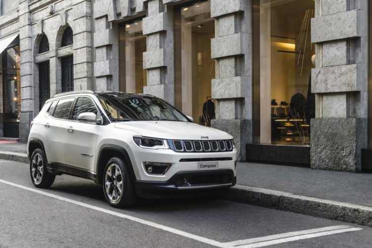 <p><span style="color:#FF8C00"><strong>JEEP</strong></span></p>
<p> </p>
<p> Jeep Compas modellerinde <strong>100 bin TL </strong>için 15 ay vadeli sıfır faizli ve 3 ay ertelemeli kredi imkanı sunuluyor. </p>