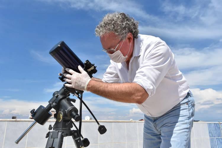 <p>NASA’da çalışmalar yapan İzmir Ekonomi Üniversitesi'nde görevli Dr. Öğr. Üyesi Fabrizio Pinto, Türkiye'de bir çok ilde görülen ışık hüzmesiyle ilgili herhangi bir tehlike olmadığını belirterek “Her zaman bu şekilde ışık süzmelerini görürüz ancak bu seferkiler normal ışık hüzmelerinden fazla ve büyük" dedi.</p>