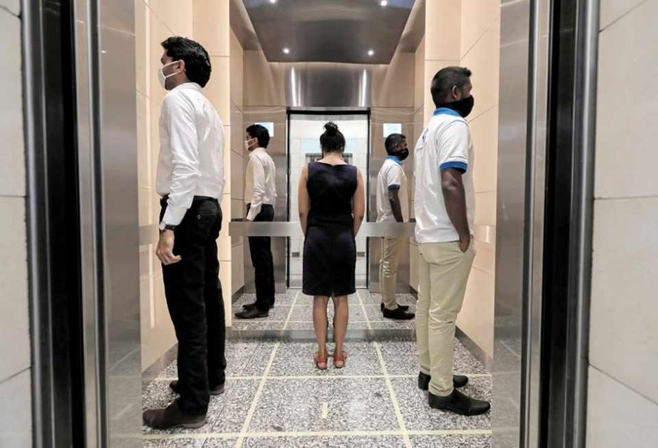<p>Sri Lanka'daki Dünya Ticaret Merkezi binasında, asansörlerde sosyal mesafe kuralı bu şekilde prova ediliyor.</p>

<p> </p>
