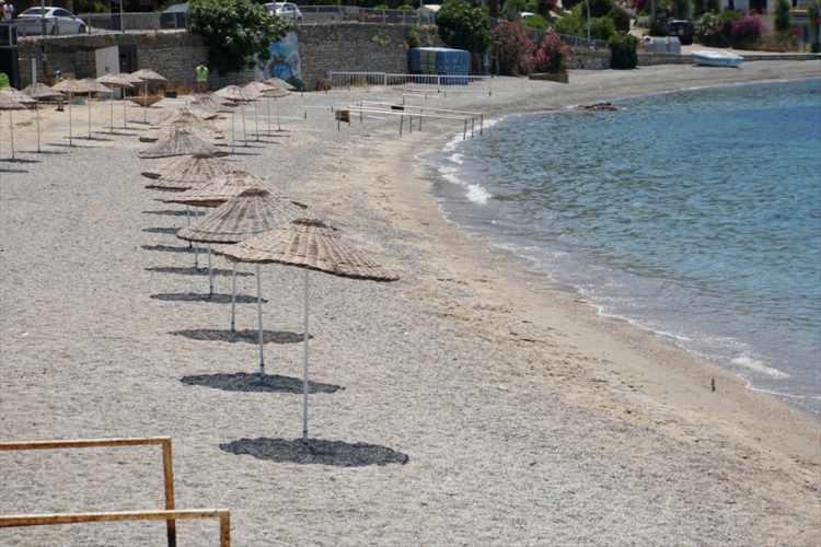 <p> Sosyal mesafe kuralı gereği halk plajlarında şemsiyeler denizden 3 metre mesafeyle yerleştirildi.</p>
