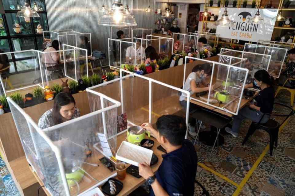 <p>Taylan'ın Bangkok kentindeki bir restoranda sosyal mesafe, şeffaf ayıraçlarla sağlanıyor.</p>

<p> </p>
