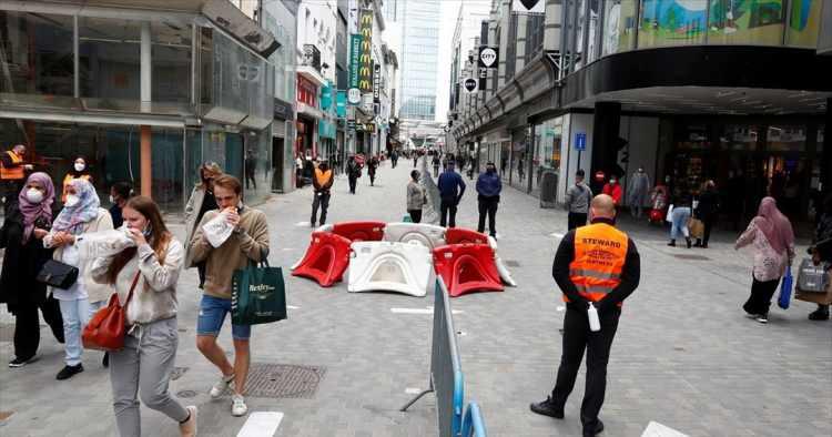 <p>Pazar yerleri de sosyal mesafe kurallarına uyarak yeniden açılacak. Spor kulüpleri en çok 20 kişiyle ve açık havada antrenman yapabilecek. İş yerlerinde ise uzaktan çalışma esas olacak.</p>
<p>Belçika'da bir sonraki aşamaya en erken 8 Haziran'da geçilecek. Spor müsabakalarının ve iç turizmin başlaması daha sonra değerlendirilecek.</p>