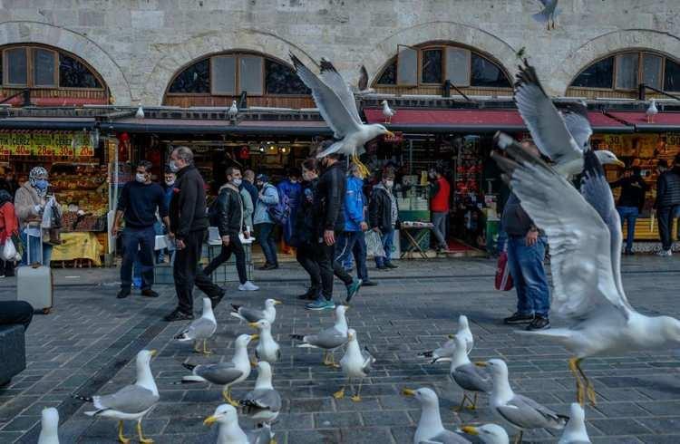 <p>Macaristan'da ise 2 hafta önce taşrada son verilen dışarıya çıkma sınırlaması, yarından itibaren başkent Budapeşte'de de kaldırılacak.</p>
<p>Ülke genelinde toplu taşıma ve kapalı alanlarda maske takma zorunluluğu devam edecek ancak üniversiteler, havuzlar, hayvanat bahçeleri, parklar ve çocuk oyun alanları yeniden ziyaret edilebilecek.</p>
<p>Yarından itibaren ayrıca Budapeşte dışındaki kentlerde restoran ve kafeler de tamamen açılacak. Budapeşte'de ise restoran ve kafeler sadece bahçe ve teraslarda müşteri kabul edebilecek.</p>
<p>Pazar yerlerinin açılması kararını ise belediyeler verecek.</p>