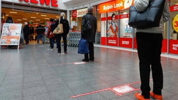 <p>Bremen, Hamburg, Hessen, Mecklenburg-Vorpommern, Rheinland-Pfalz, Saarland, Saksonya-Anhalt ve Schleswig-Holstein'de yarından itibaren otellerin müşteri ağırlamasına izin verildi.</p>
<p>Berlin ve Brandenburg'da yarın itibarıyla kapalı alanlarda 50 kişinin bir araya gelmesine izin verilirken, Mecklenburg'da ise açık havada 150'ye kadar katılımcısı olan gösteriler yapılabilecek.</p>
<p> </p>