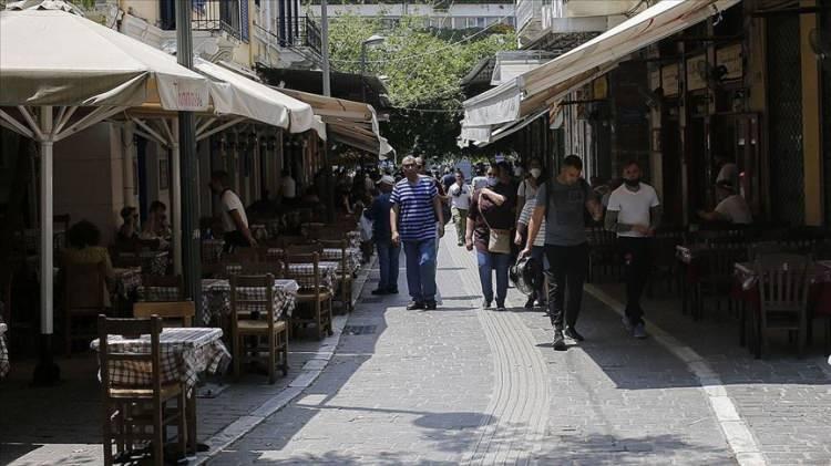 <p>Uçaklar sıkı sağlık kontrolleri altında iç hatlarda yolcu taşımaya başlayacak. Uluslararası uçuşlar için sadece başkent Atina'daki Eleftherios Venizelos Havaalanı kullanılacak.</p>
<p>Schengen vatandaşları ve Avrupa ülkelerinde uzun süreli ikamet izni olan üçüncü ülke vatandaşları Yunanistan'a giriş yapabilecek.</p>