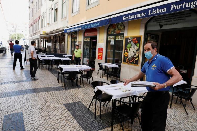 <p>Slovenya'da kreşler yeniden hizmet vermeye başlayacak, Danimarka'da ise restoranlar, kafeler, kütüphaneler ve ortaokullar tekrar açılacak.</p>
<p>Fransa'da salgının etkili olmadığı bölgelerde ise yarından itibaren ortaokullar açılacak.</p>