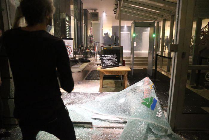 <p> Trump, valilerin ve belediye başkanlarının protestoları bastırmalı konularında uyarırken, çok daha sert önlemler alınmasını istedi.</p>