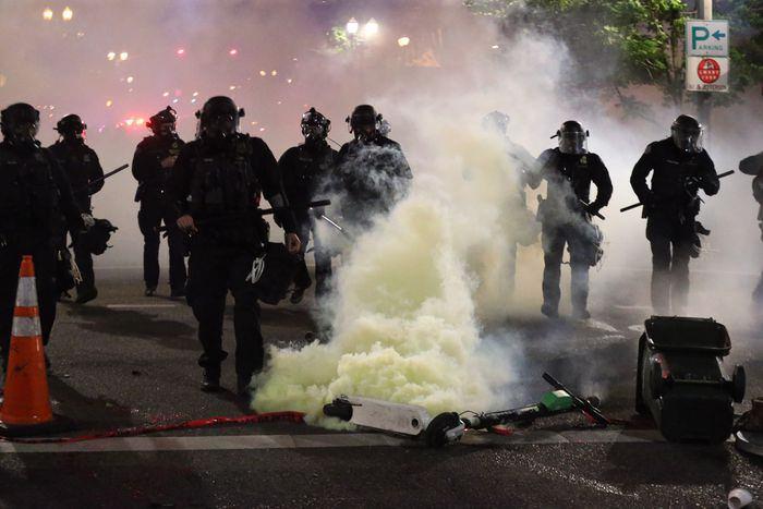 <p>Floyd’un ölümünün ardından Minneapolis kentinde halk sokaklara dökülmüş, cinayeti protesto etmişti.</p>