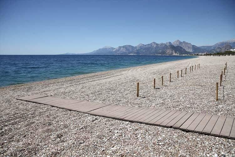 <p>Antalya'nın dünyaca ünlü Konyaaltı sahili, denize girip plajda güneşlenecek yerli ve yabancı turistler için yeni tip koronavirüs (Kovid-19) tedbirlerine uygun olarak düzenleniyor.</p>
