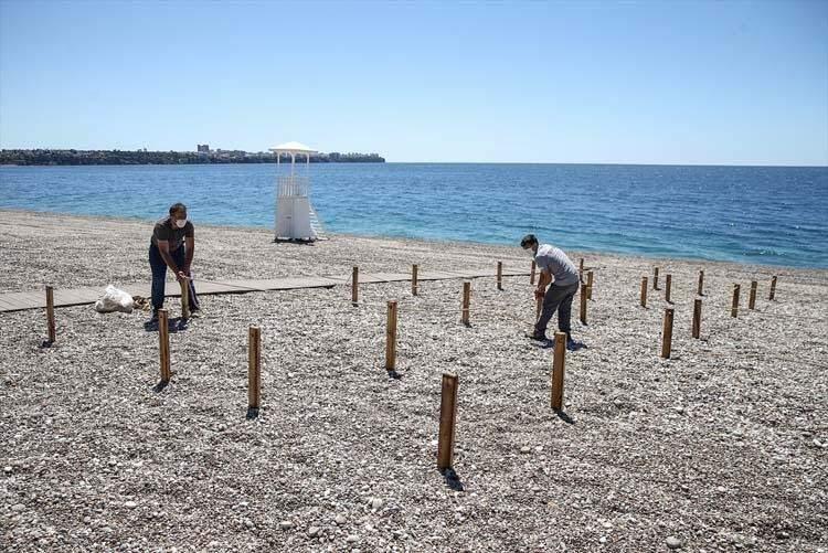 <p>Belediye ekiplerince plaja girişten itibaren yönlendirmelerin de yer aldığı sosyal mesafe uyarı tabelaları asıldı.</p>
<p> </p>
