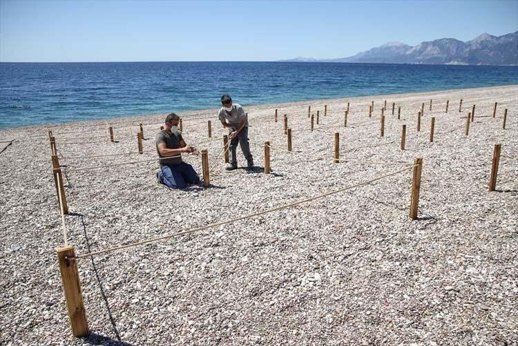 <p>Plajdaki şezlong ve şemsiyelerin ise sosyal mesafe kuralına uygun yerleştirilmesi için çalışma başlatıldı.</p>

<p> </p>
