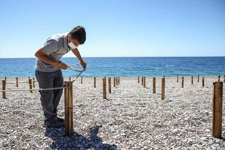 <p>Ekiplerin, aşamalı olarak açılacak turizm sezonu süresince de plajlarda sosyal mesafe kontrolü yapacağı öğrenildi.</p>

<p> </p>
