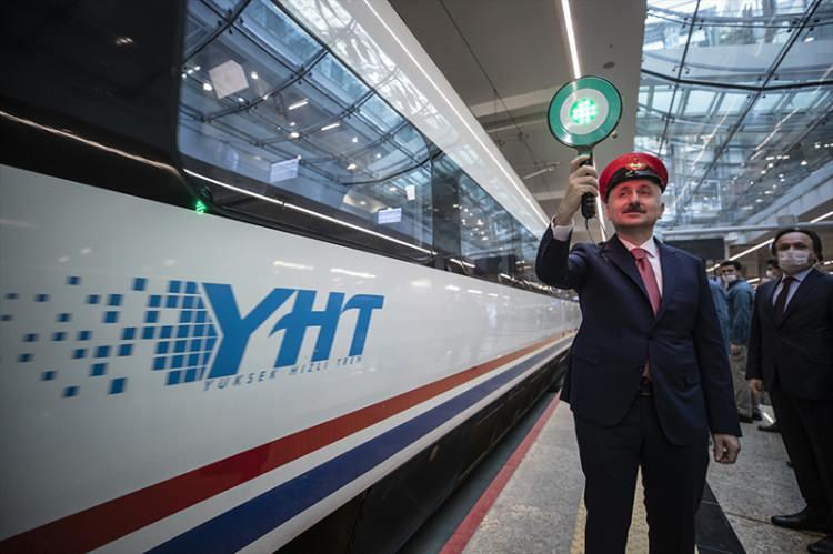 <p>Bakan Karaismailoğlu, yeni tip koronavirüs (Kovid-19) salgını nedeniyle durdurulan tren seferlerinin yeniden başlatılması dolayısıyla Ankara YHT Gar'da düzenlenen törene katıldı.</p>

<p> </p>
