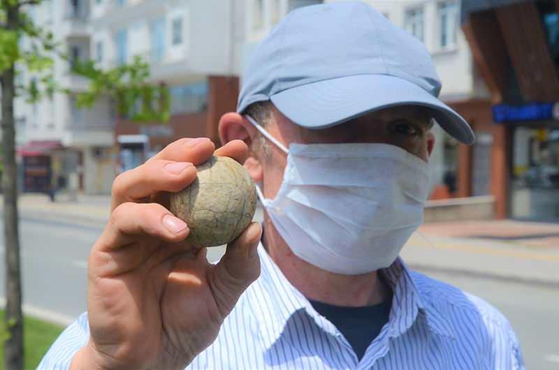 <p>Ordu’nun Ulubey ilçesinde yaşayan Ş.B. adlı vatandaşın iddiasına göre dedesi yaklaşık 40 yıl önce bir taş emanet etti. Ş.B, arkeologlara da göstermediği yumurta büyüklüğündeki gizemli taşı bir bankanın kiralık kasasında muhafaza ediyor. </p>
