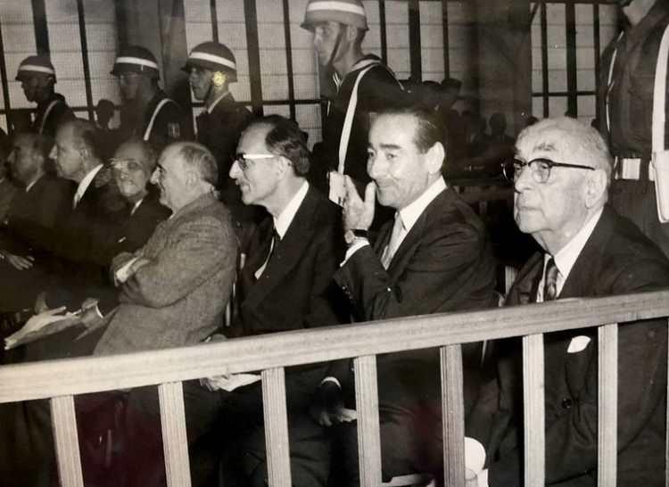 <p>Menderes ve hükümet üyelerinin yargılandığı davalar Yassıada Spor Salonu'nda görüldü. Celal Bayar'ın "1 numaralı" sanık olduğu davada, dönemin Başbakanı Menderes ise onun yanındaki sandalyede oturdu. Yassıada'daki yargılamalar, 14 Ekim 1960'ta başlayıp 15 Eylül 1961'de karara bağlandı. Toplam 19 dosyada toplanan davalar, "anayasayı ihlal" davasıyla birleştirildi. 592 sanıktan 288'i için idam istendi. Kararı açıklayan Yüksek Adalet Divanı, 15 sanığı idam cezasına çarptırdı.</p>

<p> </p>

<p> </p>

<p> </p>

<p> </p>
