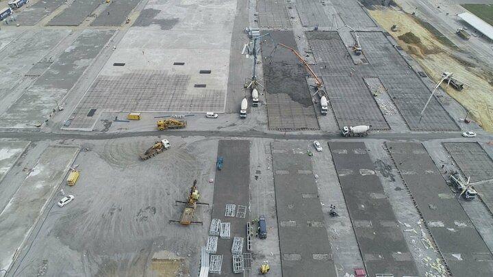 <p>8 Nisan'da temeli atıldıktan sonra 53 g&uuml;nde yapımı tamamlanan Yeşilk&ouml;y Prof. Dr. Murat Dilmener Acil Durum Hastanesi'nin inşaat &ccedil;alışmaları farklı g&uuml;nlerde adım adım havadan g&ouml;r&uuml;nt&uuml;lendi.</p>
