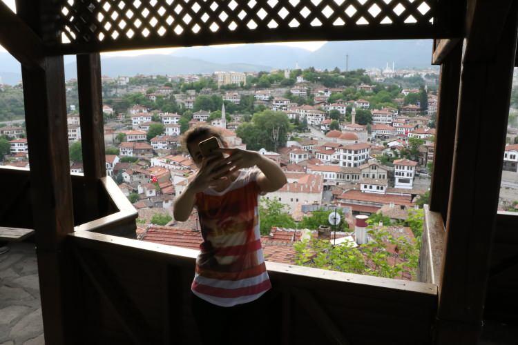 <p>&nbsp;UNESCO D&uuml;nya Miras Listesi&rsquo;nde yer alan ve "En iyi korunan 20 kent" arasında bulunan Karab&uuml;k&rsquo;&uuml;n Safranbolu il&ccedil;esinde, korona vir&uuml;s (Covid-19) tedbirleri kapsamında hayata ge&ccedil;irilen normalleşme s&uuml;reciyle birlikte turist hareketliliği başladı.</p>
