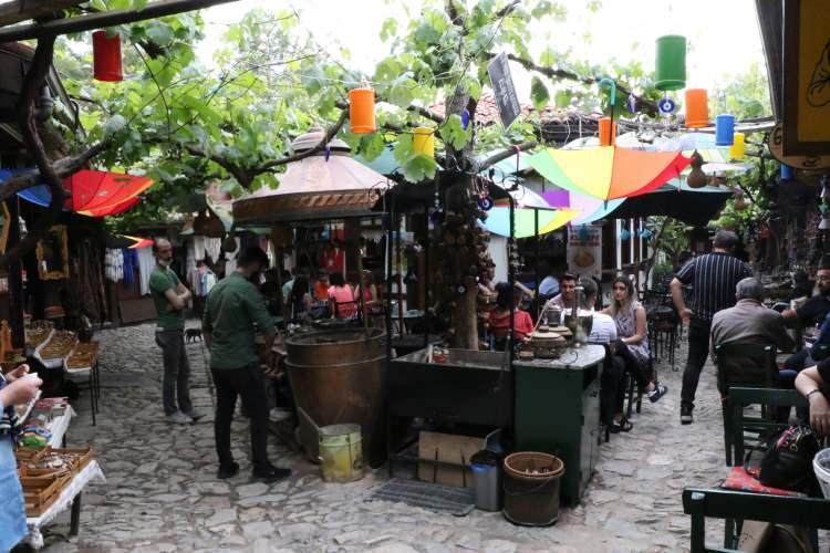 <p>Turist hareketliliği esnafın ların da y&uuml;z&uuml;n&uuml; g&uuml;ld&uuml;rd&uuml;</p>

<p>"Osmanlı&rsquo;nın parmak izi", "Korumanın başkenti", "A&ccedil;ık hava m&uuml;zesi" gibi unvanlarla anılan tarihi kentte yaşanan turist hareketliliği, uzun s&uuml;redir kapalı olan esnafların da y&uuml;z&uuml;n&uuml; g&uuml;ld&uuml;rd&uuml;.</p>
