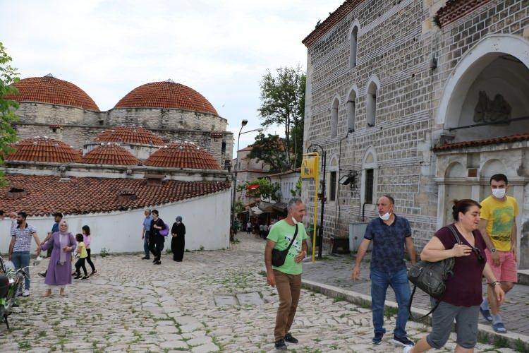<p>Tarihi &Ccedil;arşı b&ouml;lgesinde 50 yıldır esnaflık yapan Mehmet Değerli de uzun bir aradan sonra d&uuml;kkanını a&ccedil;manın mutluluğunu yaşadığını belirtti. 70 yaşında olduğunu ve 3 aydır iş yerinin kapalı olduğunu anlatan Değerli, "Sağ olsun Cumhurbaşkanımız, &rsquo;65 yaş &uuml;zeri d&uuml;kkanı olanlar a&ccedil;abilir&rsquo; dedi. Pazartesinden beri d&uuml;kkanıma geliyorum. Evde hapishanede gibi ruhum daralmış, psikolojim bozulmuştu. Allah&rsquo;a ş&uuml;k&uuml;r, yavaş yavaş gelenler oluyor" diye konuştu.</p>
