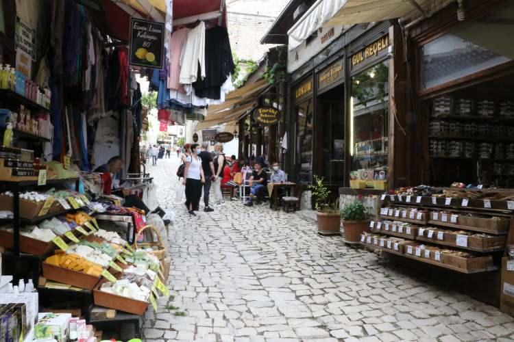 <p>Gelen turistlerin kurallara uyduğunu vurgulayan Değerli, şunları kaydetti:</p>

<p>"Benim m&uuml;şterilerimin y&uuml;zde 80&rsquo;i &Ccedil;in, Tayvan ve Koreli&rsquo;ydi şimdi onlar yok. İnşallah onlar da gelirse &ccedil;ok iyi olur. Eskiden &Ccedil;inliler geldiğinde 4-5 kişinin ağzında maske olurdu, millet ka&ccedil;ardı. Yukarıda Allah var şimdi 60 milyon maske takıyor."</p>
