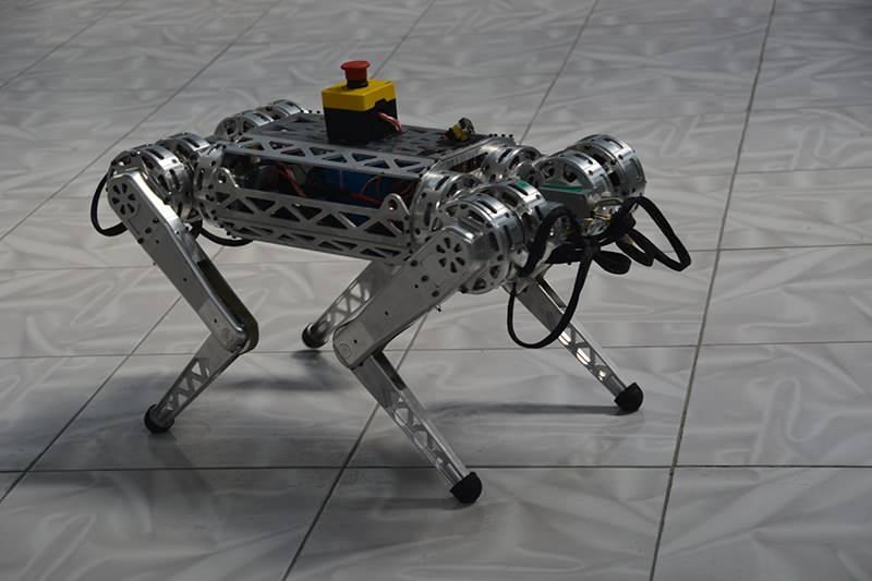 <p>Akınrobotics tarafından üretilen 4 ayaklı robot projesi “ARAT” zorlu arazi şartlarında, arama-kurtarma faaliyetlerinde, madende ve hastanelerde kullanılabiliyor. ARAT’ın en büyük hayaliyse, uzaya giden ilk Türk robot olmak.</p>
