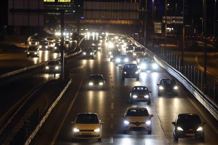<p>Özellikle D-100 karayolu ve TEM otoyolunda araç hareketliliğinin arttığı gözlenirken, Fatih Sultan Mehmet Köprüsü ve 15 Temmuz Şehitler Köprüsü'nde, trafik akışının belli noktalarda yavaşladığı görüldü.</p>
