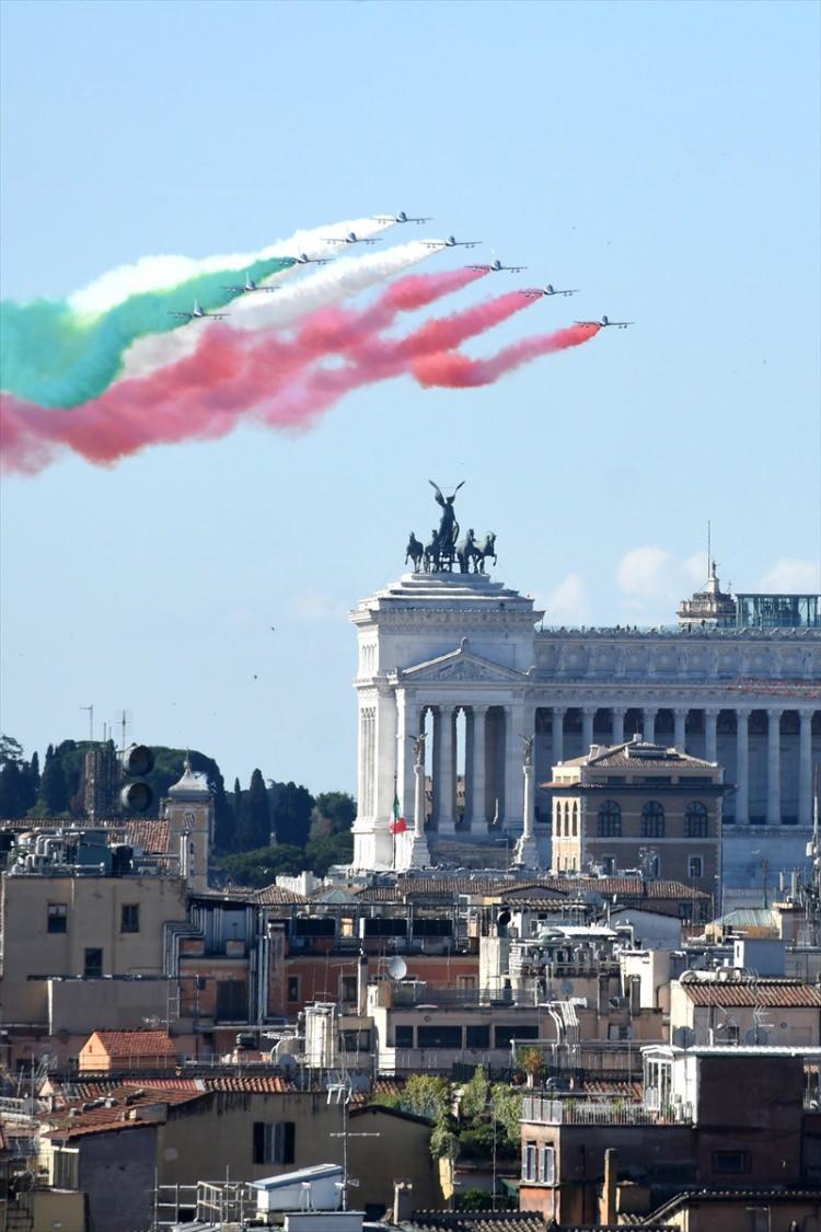 <p>İtalya'da Cumhuriyet'e geçişin 74. yılı dolayısıyla başkent Roma'da düzenlenen devlet töreni sırasında, İtalya Hava Kuvvetleri akrobasi timi "Freccie-tricolori", Vittorio Emanuele II Anıtı'nın üzerinden alçak selamlama geçişi yaptı. </p>

<p> </p>
