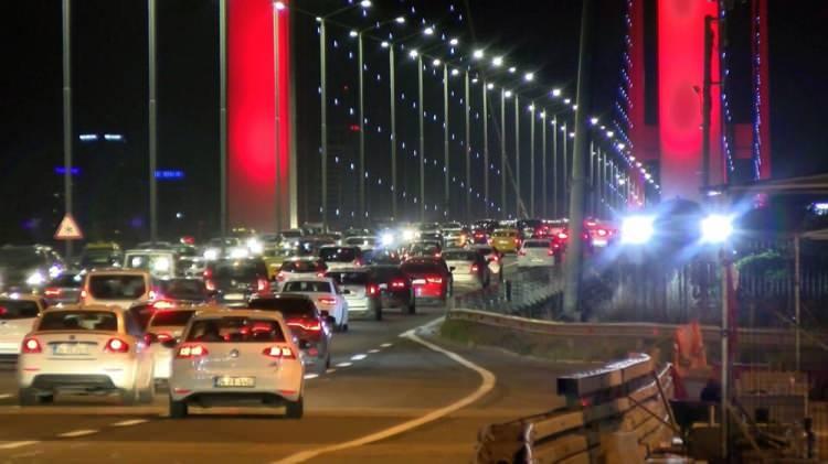<p>Yeni tip koronavirüs tedbirleri kapsamında, İçişleri Bakanlığı genelgesiyle uygulanan sokağa çıkma kısıtlamasının gece yarısı sona ermesiyle İstanbul'da araç trafiği oluştu.</p>
