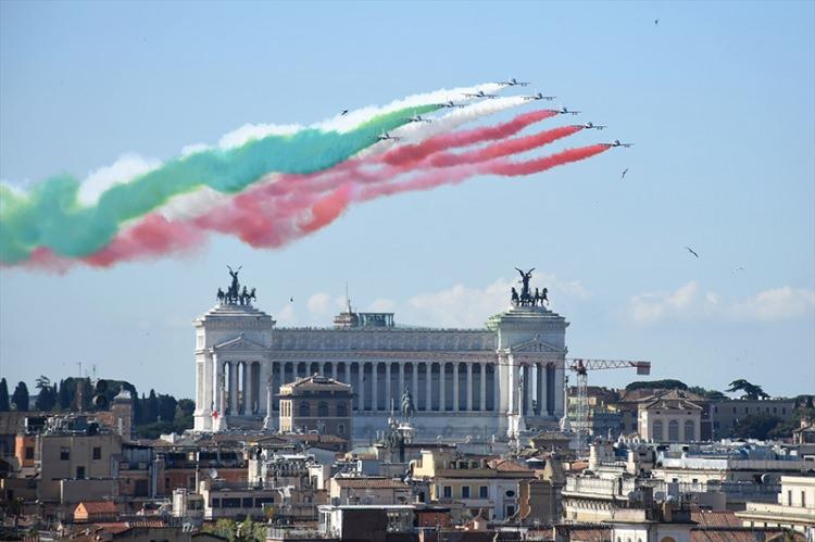 <p>"Frecce-tricolori" dumanlarıyla başkent semalarına yeşil-beyaz-kırmızı rengindeki İtalya bayrağını çizdi.</p>
