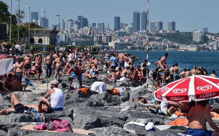 <p>İstanbul&rsquo;da hava sıcaklığının y&uuml;kselmesi ve haftalar sonra kısıtlamasız ilk Pazar g&uuml;n&uuml;nde vatandaşlar boğaza akın etti. Haftasonu sokağa &ccedil;ıkma kısıtlamasının kaldırılmasının ardından vatandaşlar bug&uuml;n İstanbul Cankurtaran Sahili&rsquo;ne akın etti.&nbsp;</p>
