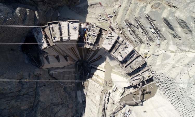 <p>Başkan Recep Tayyip Erdoğan, Cumhurbaşkanlığı Külliyesi'nden,canlı bağlantı ile katıldığı; Yusufeli Barajı 3 Milyonuncu Beton Dökümü, Bayburt Demirözü Sulaması, Rize Merkez ve Güneysu İlçeleri ile Taşlıdere Vadisi Islahı 5. Kısım Hizmete Alma Töreni'nde açıklamalarda bulundu.</p>
