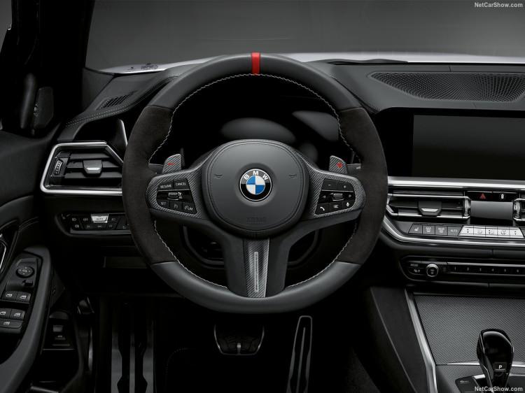 <p>Alman otomotiv devi BMW'nin en sevilen modelleri arasında yer alan 4 Serisi Coupe yeni tasarımıyla görücüye çıktı.<br />
<br />
Türkiye'de de merakla beklenen BMW 4 serisi, Alman devinin yeni tasarım diliyle baştan aşağı yenilendi.</p>
