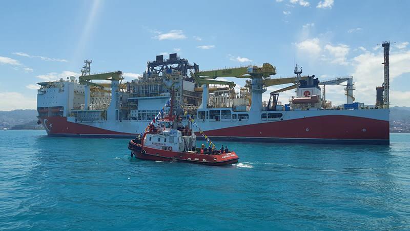 <p>Gemi, Büyükşehir Belediyesi Mehteran Takımı'nın seslendirdiği marşlarla karşılandı. Limanda, geminin İstanbul Boğazı'ndan Karadeniz'e geçebilmesi için sökülen kulelerinin montajı yapılacak.</p>

<p> </p>
