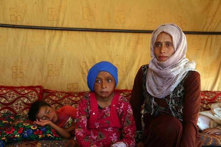 <p>Henüz 3 yaşındayken savaşın acı gerçeğiyle tanışan İntisar'ın ailesi, önce Serakib ilçesine oradan da sınır hattına yakın Hazzano beldesindeki bir çadır kampa sığındı.</p>
