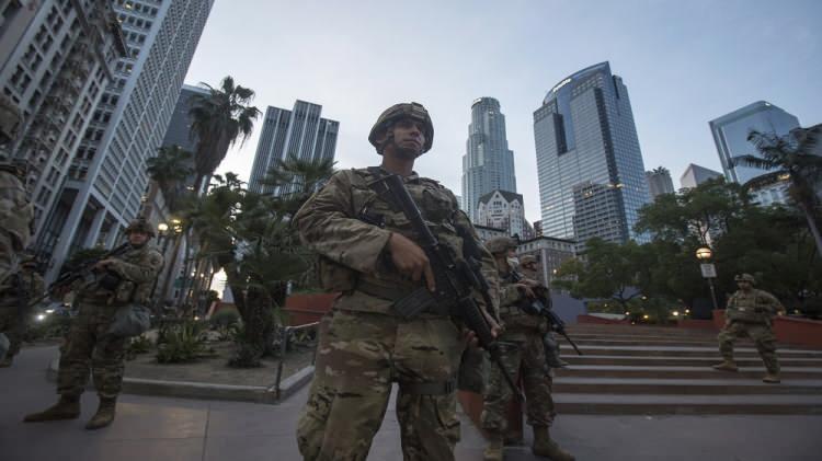 <p>National Guard (Amerika Birleşik Devletleri Ulusal Muhafızları) Twitter hesabından yapılan açıklamada, ''Bugün, 34 eyalette ve (Washington) D.C.'de 43 bin 300'den fazla ulusal muhafız, devam eden sivil kargaşaya karşı polislere yardımcı oluyor.'' ifadesi kullanıldı. </p>
