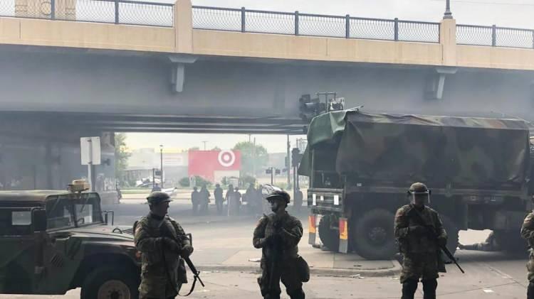 <p>Protestolar, olayların başladığı Minneapolis'ten ülke genelinde pek çok kente sıçramış, birçok eyalette ulusal muhafızlar görevlendirilmişti.</p>