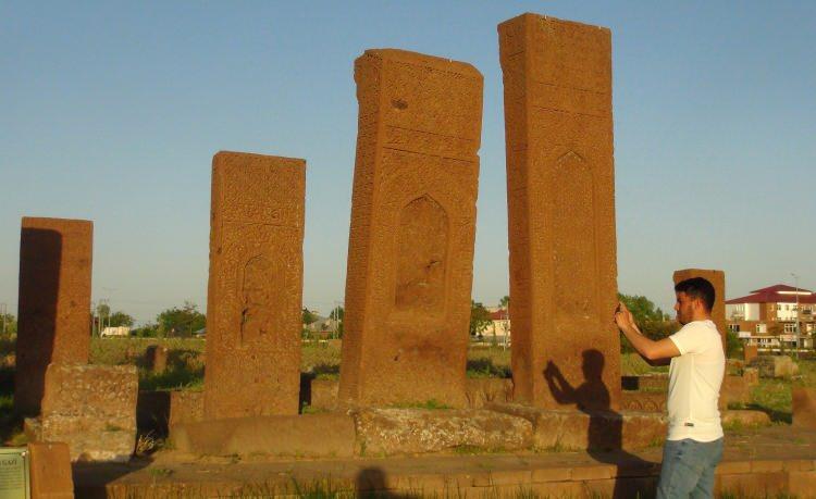 <p>Anadolu'nun Orhun Abideleri olarak da bilinen ve dünyanın en büyük Türk-İslam mezarlığı olan <strong>Ahlat</strong> Selçuklu Meydan Mezarlığı, özellikle ilkbahar ve yaz aylarında binlerce yerli ve yabancı turistin uğrak yeri oluyor.</p>
